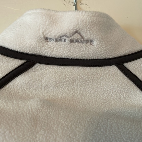 Eddie Bauer white fleece with snowflake embroidery - Picture 6 of 7
